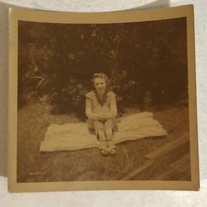 Frau sitzt auf Decke Vintage 3”x3 Foto 1942 Eastman Kodak Box4 - Bild 1 von 3