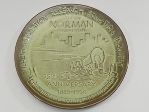 De colección 1889-1964 Frankoma Norman, Oklahoma 75 aniversario 10" placa verde 6F - Imagen 1 de 2
