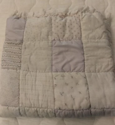 Precioso edredón de cuna de retazos, ribete de ojales y almohada a juego, lavandas y lilas Foto 1 de 4