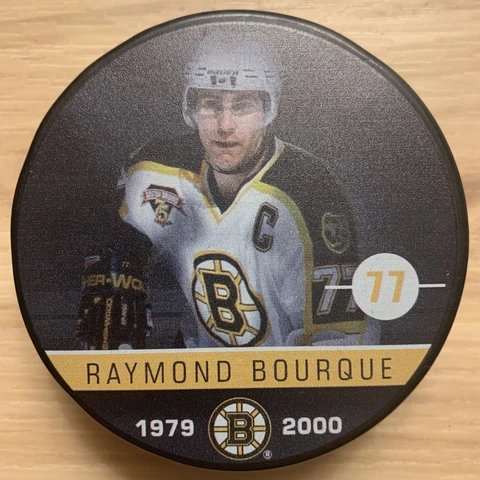 RAY BOURQUE #77 BOSTON BRUINS NHL HOCKEY PUCK COMMEMORATIVE InGlasCo THE ALUMNI Cover