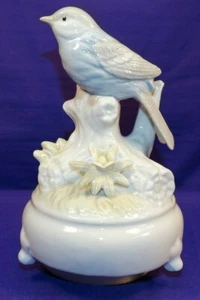 VINTAGE MUSIC BOX PRETTY BLUE & GREY BIRD SITTING ON A TREE STUMP - Picture 1 of 6