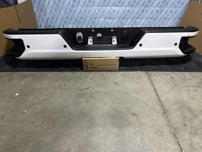 Parachoques trasero Chevrolet Silverado GMC Sierra 1500 2500 3500 HD 2019-2025 OEM usado Foto 1 de 4