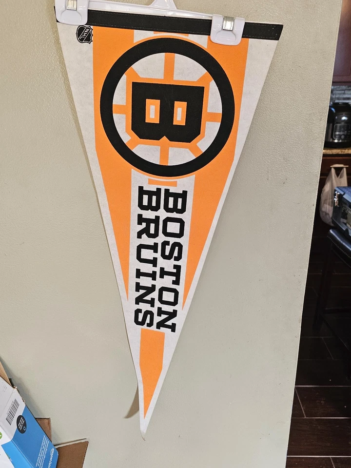 BOSTON BRUINS 12X30  NHL HOCKEY VINTAGE PENNANT 9/27/25 - Image 1 of 2