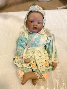 Kleine afroamerikanische Babypuppe - Bild 1 von 7