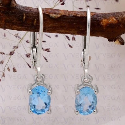 Par de pendientes solitario topacio natural corte ovalado de 4,00 quilates enchapados en oro blanco de 18 k Foto 1 de 4