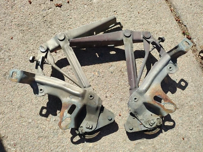 1983-1988 Mercury Cougar XR7 OEM SELF-LOCKING HOOD BRACKETS PAIR & RARE!!! Foto 1 de 4