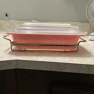 Vintage 1950’s Pyrex Cinderella Pink Scroll 2 Qt. Casserole W Lid & Cradle 575 B - Picture 1 of 19