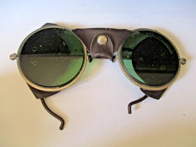 antique wlders safety glasses round green lens with leather casing - Image 1 of 4