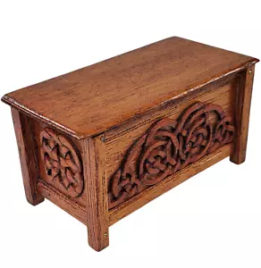 Casa delle bambole cassapanca coperta in legno fatta a mano con rune celtiche - 1:12 vintage - Foto 1 di 9