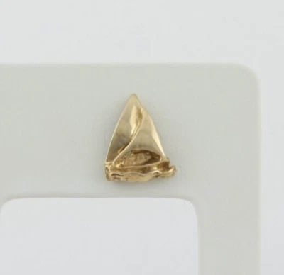 Pin de solapa de corbata de velero de oro amarillo de 14 k para hombre Foto 1 de 4