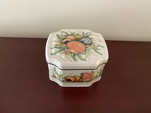 Vintage Blechdose mit Klappdeckel...Muschel Design..Behälter Made In England - Bild 1 von 8