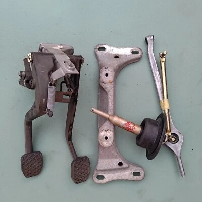 BMW E46 316 318 Manual Transmission Mount Bracket Shifter Clutch Brake Pedals LH - Image 1 of 4