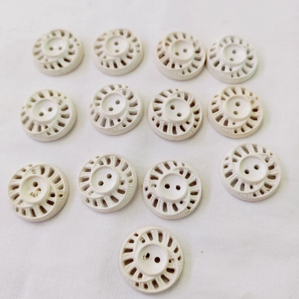 Lote De 13 Botones Blanco Vintage Plástico Perforado Remolino Retro 3/4" Foto 1 de 4