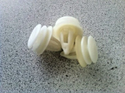 BMW 328i E90 2004-2012 ~ 3 clips de panel de puertas ~ 51418224768				 Foto 1 de 3