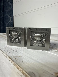 Kinder Andenkenboxen First Tooth & Curl Boxen Teddybär silberfarben 1,5" - Bild 1 von 5