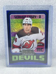 2024-25 O-Pee-Chee Platino Seamus Casey Retro Novato Azul Brillo #57/100 - Imagen 1 de 1