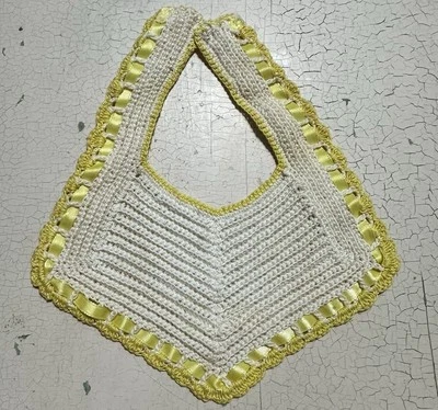 Винтажный детский нагрудник ручной работы или трикотаж с желтой лентой. Декор коттеджкор - Изображение 1 из 4