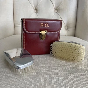 Vintage englisches Chrom Pinselpaar im Reise Lederetui monogrammiert "RG" - Bild 1 von 12