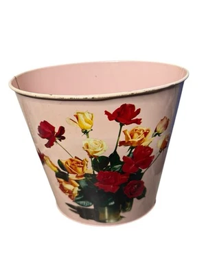 Bote de basura vintage de metal rosa ovalado flores rosas ramo arco azul 9,5" de alto MCM Foto 1 de 4