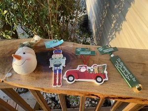 4-teiliges Weihnachtsschmuck-Set Neu mit Etikett beleuchtet Schneemann Holz Glitzer Nussknacker Weihnachtsmann - Bild 1 von 13