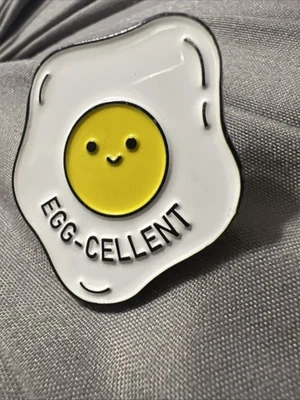 Lindo prendedor de solapa de celda de huevo  Foto 1 de 3