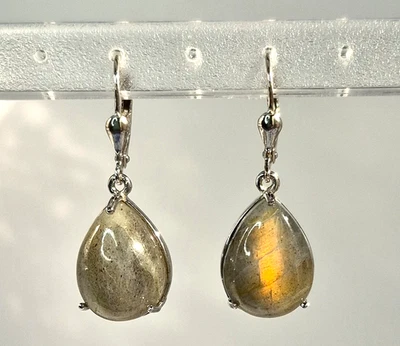 Pendientes de labradorita de fuego de Madagascar con palanca en platino sobre plata de ley Foto 1 de 4