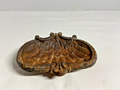 Винтажное тяжелое чугунное декоративное мыльное блюдо в форме раковины с цветочным рисунком на ножках - Изображение 1 из 4