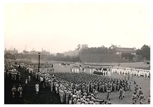 GHQ PARADE WITH VIEWING CROWD,TOKYO,JAPAN,1948.VTG 4.3" x 3" PHOTO^7 - Picture 1 of 2