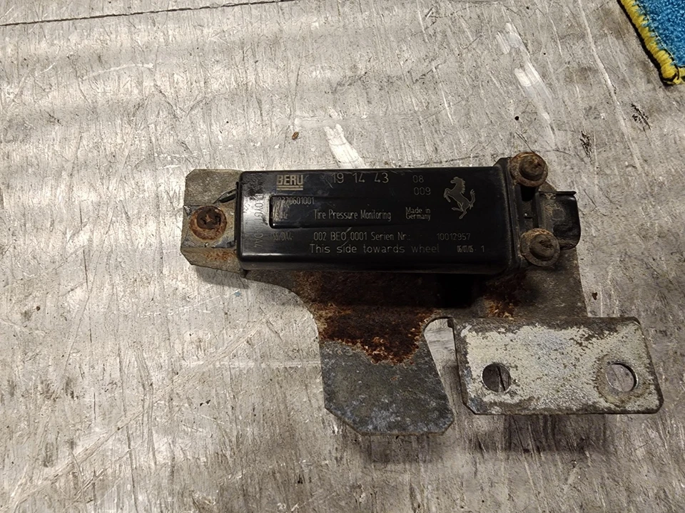 04-08 Sensor de monitoreo de presión de neumáticos Maserati Quattroporte con soporte 191443 Foto 1 de 4