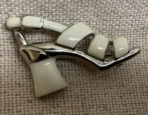 Broche broche sandalia vintage con tiras tono plateado zapato retro esmalte blanco - Imagen 1 de 3