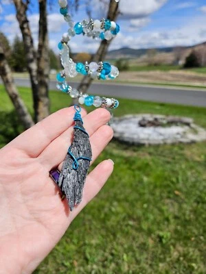 Atrapasol de alambre de memoria con cuentas de turquesa con piedra de cianita Foto 1 de 4