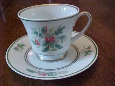 LOT NORITAKE CUP/SAUCER SET  PORCELAIN CHRISTMAS HOLLY #2228 3 SETS OF 2 PC. SET Foto 1 de 4