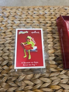 HALLMARK Keepsake Ornament A SEASON TO SING Kermit the Frog CHRISTMAS 2005 NIB - Picture 1 of 11