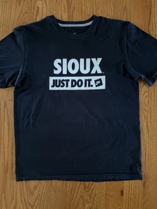 University of North Dakota Fighting Sioux Nike T Shirt Just Do It Sz Large - Picture 1 of 4