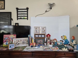 Vintage Raggedy Ann & Andy oggetti arte da parete, bambola, libri, figurine SPEDIZIONE GRATUITA - Foto 1 di 11