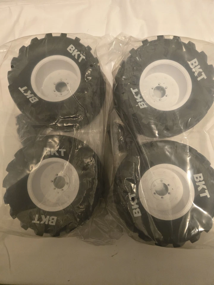 Neumáticos BKT para Monster Truck Losi/Traxxas 1:10 4x4 Foto 1 de 1
