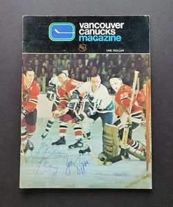 Blackhawks vs Canucks 1972 Hockeyprogramm signiert von Billy Reay & Jim Pappin - Bild 1 von 10
