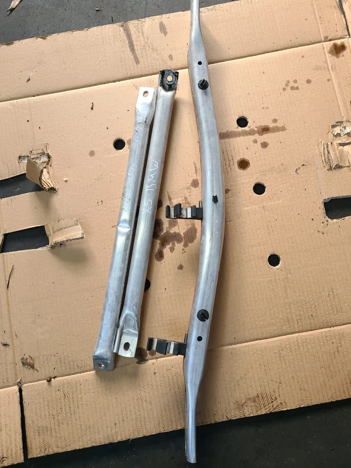 BMW X5 2011 estabilizador/barras de apoyo debajo del capó  Foto 1 de 1