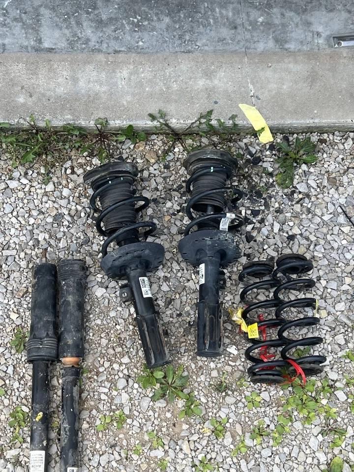 Kit completo de puntales delanteros y amortiguadores traseros para Chevrolet Cruze 2016-2019 Foto 1 de 4