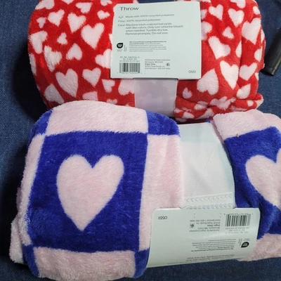 Lote de 2 Cobertores de Lã Aconchegante Room Essentials Coração Vermelho Branco Rosa Azul 50x60 - Imagem 1 de 4
