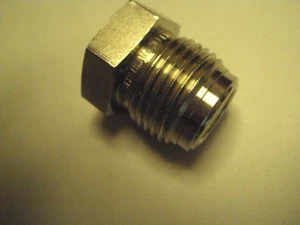SS-8-VCR-P; 1/2 VCR plug ; 316SS - Picture 1 of 1