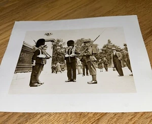 1930's London GREAT BRITAIN - ENGLAND -SOLDIERS AND ROYAL GUARD B&W Photograph - Picture 1 of 4
