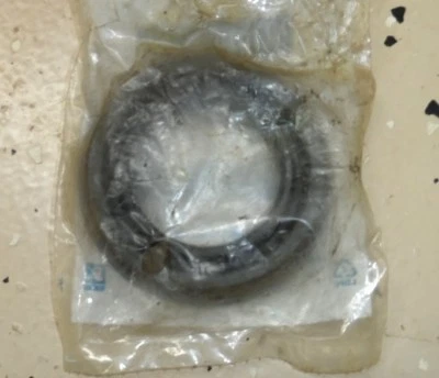 Vedação de pinhão dianteiro Ford Lincoln Navigator fabricante de equipamento original 1998 a 2015 2L1Z-3N134AA - Imagem 1 de 2