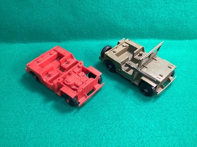 Dos jeeps de plástico MPC de colección de la Segunda Guerra Mundial de 5" de largo Foto 1 de 4