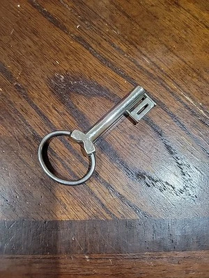 Avon инициал кольцо для ключей буква D, винтажный 1982 скелет ключ дизайн  - Изображение 1 из 4