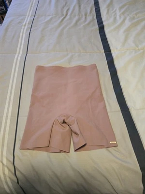 Pantalones cortos modeladores Leonisa indetectables acolchados levantadores de glúteos para mujer L LEER Foto 1 de 4