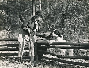CHASSE c. 1950 - Chasseuse Fusil Chien Gibier USA - DIV8415 - Picture 1 of 2