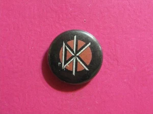 DEAD KENNEDYS VINTAGE BOTÓN PIN INSIGNIA REINO UNIDO IMPORTACIÓN PIL RAGE AGAINST THE MACHIN 17 - Imagen 1 de 2