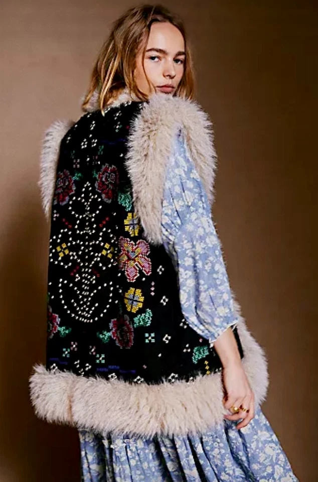 Free People Out And About 背心人造毛皮花卉针绣耳钉黑色棕褐色 S 全新带标签 — 第 1/4 张图片