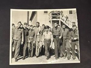Foto de Joe Louis 1936 Segunda Guerra Mundial con soldados tipo 1 foto de boxeo imagen rara - Imagen 1 de 2